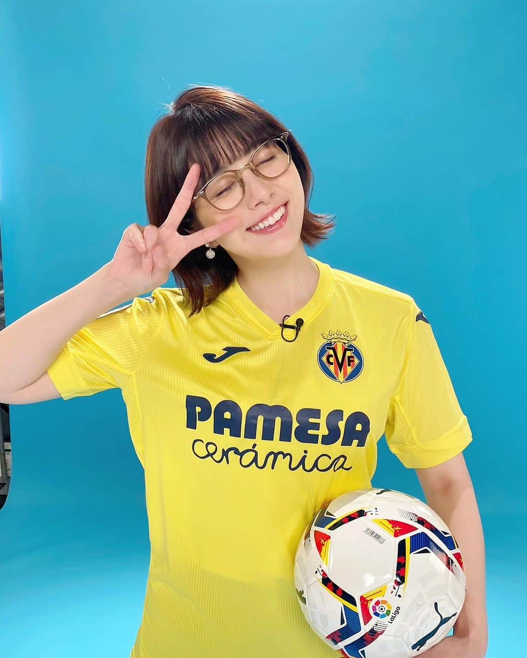 森山るりのインスタグラム：「. あす17:00〜WOWOWにて リーガダイジェスト！放送です⚽️ 初のオンエアどんな風になるか緊張です😳 . そして21:00〜は 東京MXバラいろダンディです🌹 今月から大リニューアルのバラダン。 こちらも初めてだらけでドキドキ。。 両方ともぜひご覧ください〜！ .」