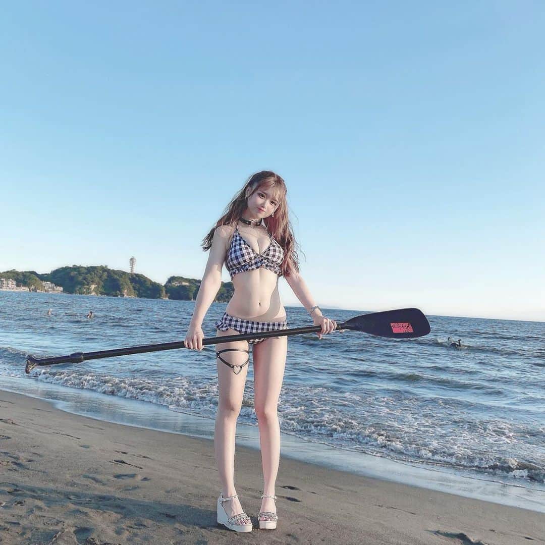 りなたろすさんのインスタグラム写真 - (りなたろすInstagram)「﻿ 初めてサーフィンした🌊🏄🏽🌤﻿ （ ボードの上に寝転がってただけ🧏🏻 ） ﻿ ﻿ そしてこれほんとに2ヶ月前…？（＋5kg ） ﻿ ﻿ ガチ泳ぎして髪の毛﻿ なまら傷んだけど﻿ 楽しかった🌈💭💖﻿ ﻿ ﻿ ﻿ ﻿ ﻿ ﻿ ﻿ ﻿ ﻿ ﻿ ﻿ ﻿ ﻿ ﻿ #海 #夏 #ビーチ #夏休み #水着 #ビキニ #江ノ島 #砂浜 #夏の思い出 #海水浴 #summer #sea #beach #ocean #bikini #surf #japanesegirl #swimwear #sky」10月4日 21時35分 - 1103r_h