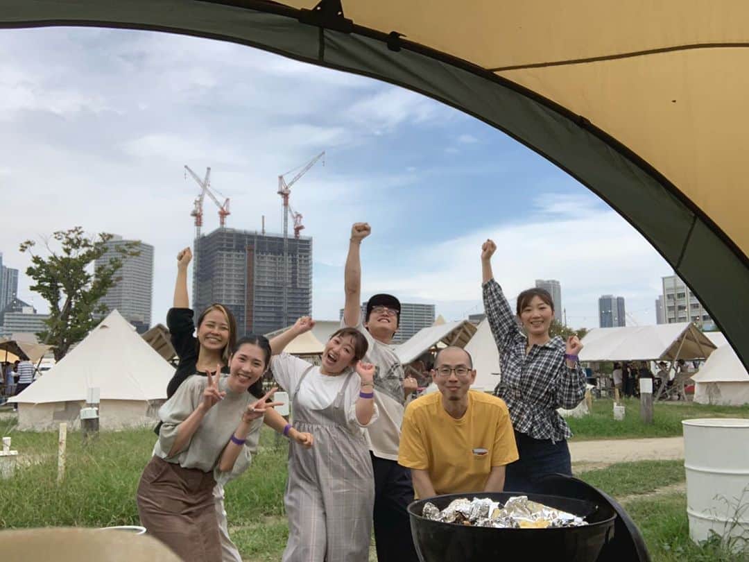 のインスタグラム：「. 中途採用、期待の新人BBQ大会！  #我社では毎年やってます  #黄色の人は係長  #ミスターBBQ」