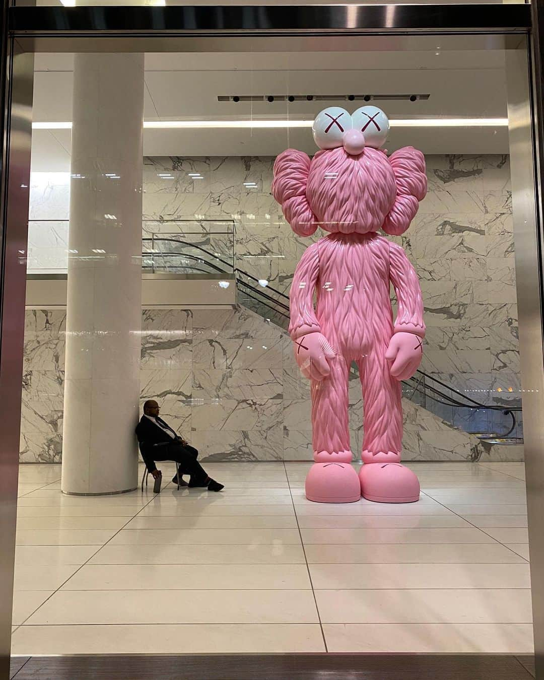 KAWSONEさんのインスタグラム写真 - (KAWSONEInstagram)「I took this photo at 2AM. Happy to see he’s not alone... #KAWS #nyc」10月4日 16時13分 - kaws