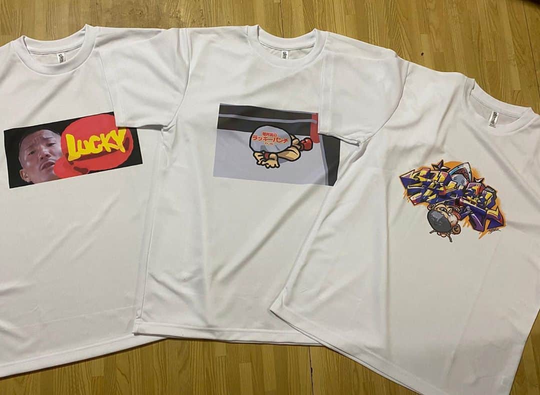 堀井翼のインスタグラム：「俺のTシャツできました！  サイズはLとXL デザインは3種類です。 1枚（税込）4000円＋送料です。 3種類コンプリートで送料無料です。 購入希望の方は堀井翼アカウントにDMください。 #堀井翼のラッキーパンチチャンネル  #股間王」