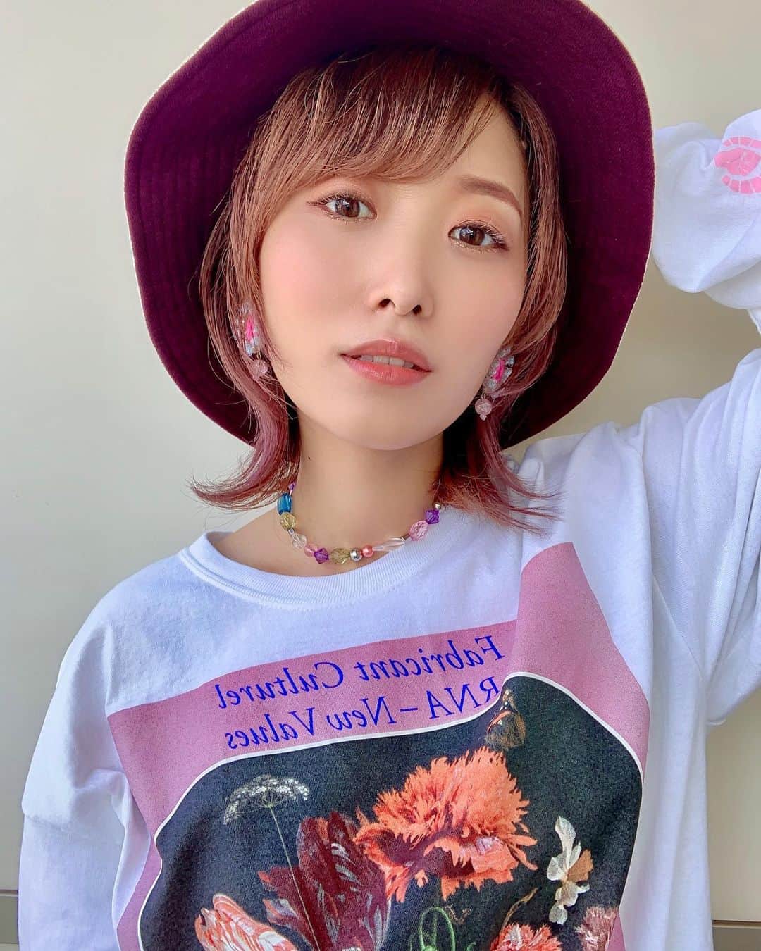 くまみきのインスタグラム：「秋服大好き💛﻿ 昔はなぜかロンT好きじゃなかったのに最近大好きになった🥰﻿ かわいいロンT増やしたいな💕﻿ ﻿ Tシャツ/ @rna_official_ ﻿ ハット/ @kaorinomori ﻿ ピアス/ @michu_coquette ﻿ ネックレス/ @jouetie_official ﻿ ﻿ #ootd #秋服コーデ #秋服 #ロンt #ロンtコーデ #バケハ」