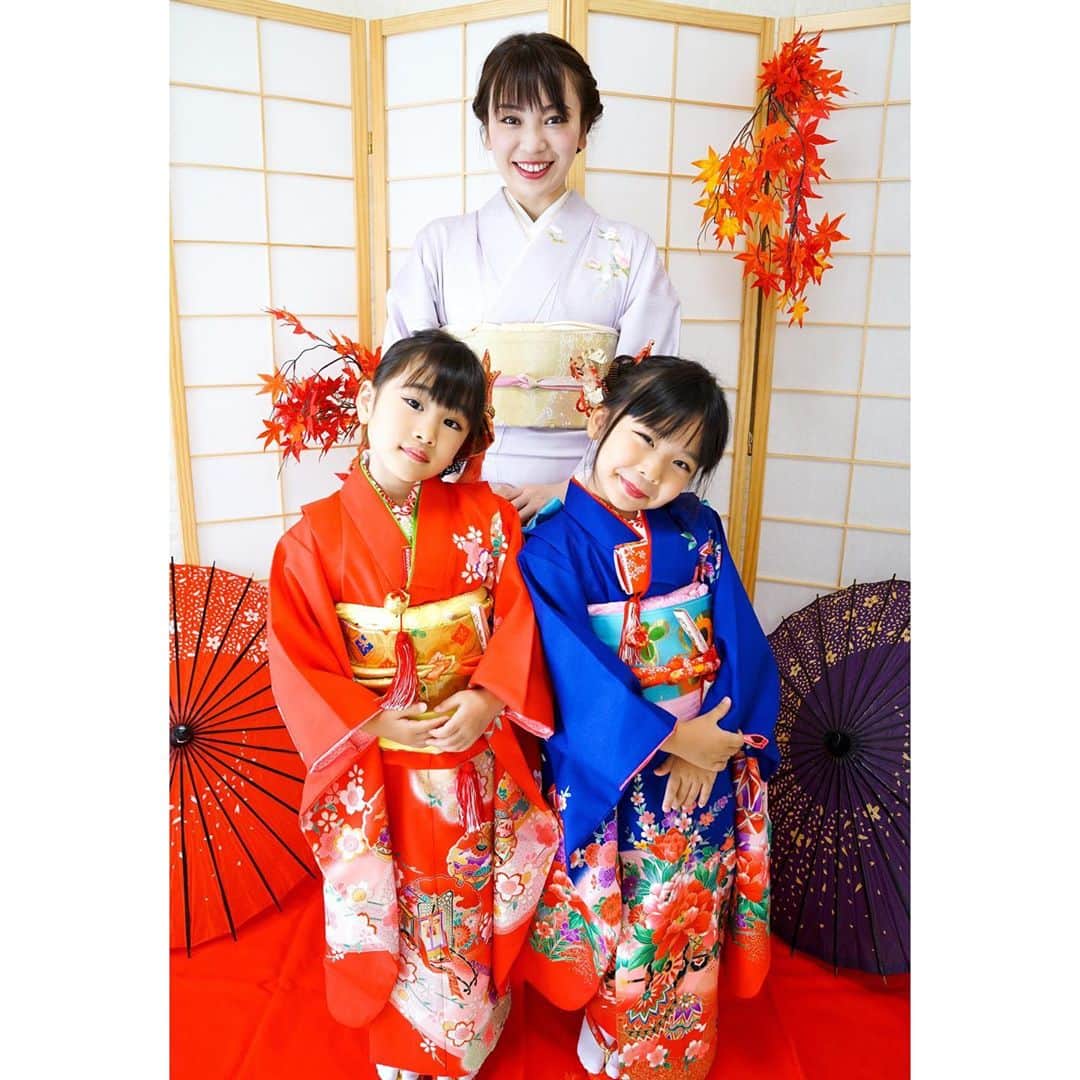 林渚さんのインスタグラム写真 - (林渚Instagram)「七五三の前撮り写真が届きました😍 娘たちは年子姉妹ですが、満年齢でも数え年でやってもどちらでもいいとのことでしたので、今年2人いっぺんに七五三やりました😂(双子みたいで可愛いし) 今回フリーのカメラマンさんにお願いしたんですが、本当に素敵なショットばかりで全データもいただけて良かったです❤️ @nature.photostudio さん  #七五三 #前撮り #着物 #年子育児  #年子ママ  #小学生 #姉妹  #子育て #双子みたい #photographer  #kimono #japan #japanesegirl  #japaneseculture」10月4日 16時07分 - nagiiinsta