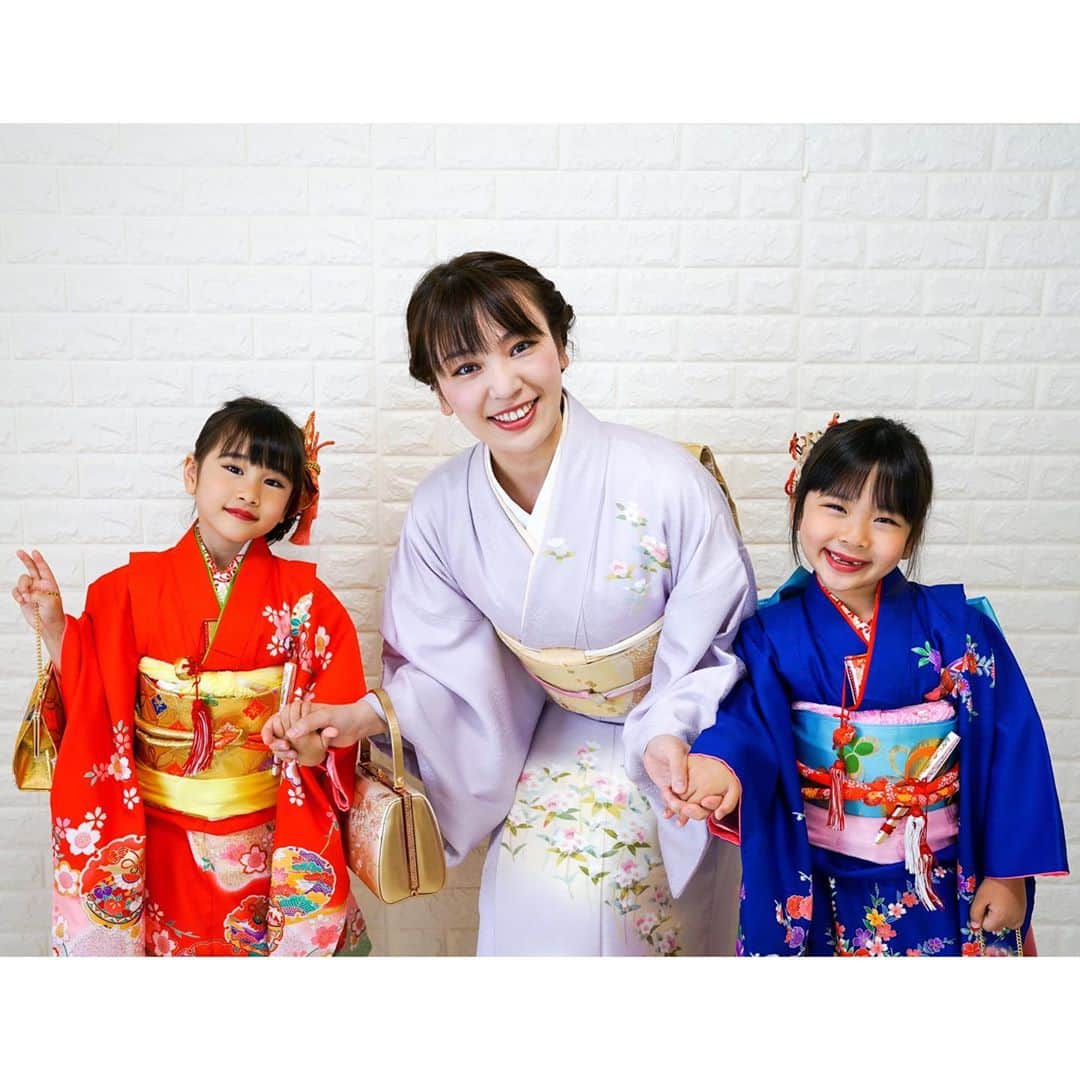 林渚さんのインスタグラム写真 - (林渚Instagram)「七五三の前撮り写真が届きました😍 娘たちは年子姉妹ですが、満年齢でも数え年でやってもどちらでもいいとのことでしたので、今年2人いっぺんに七五三やりました😂(双子みたいで可愛いし) 今回フリーのカメラマンさんにお願いしたんですが、本当に素敵なショットばかりで全データもいただけて良かったです❤️ @nature.photostudio さん  #七五三 #前撮り #着物 #年子育児  #年子ママ  #小学生 #姉妹  #子育て #双子みたい #photographer  #kimono #japan #japanesegirl  #japaneseculture」10月4日 16時07分 - nagiiinsta