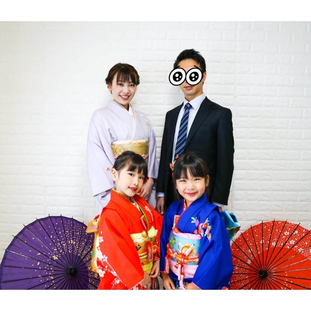 林渚さんのインスタグラム写真 - (林渚Instagram)「七五三の前撮り写真が届きました😍 娘たちは年子姉妹ですが、満年齢でも数え年でやってもどちらでもいいとのことでしたので、今年2人いっぺんに七五三やりました😂(双子みたいで可愛いし) 今回フリーのカメラマンさんにお願いしたんですが、本当に素敵なショットばかりで全データもいただけて良かったです❤️ @nature.photostudio さん  #七五三 #前撮り #着物 #年子育児  #年子ママ  #小学生 #姉妹  #子育て #双子みたい #photographer  #kimono #japan #japanesegirl  #japaneseculture」10月4日 16時07分 - nagiiinsta