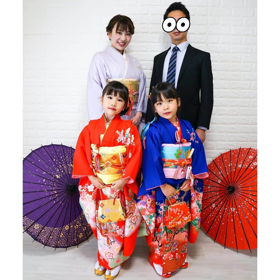 林渚さんのインスタグラム写真 - (林渚Instagram)「七五三の前撮り写真が届きました😍 娘たちは年子姉妹ですが、満年齢でも数え年でやってもどちらでもいいとのことでしたので、今年2人いっぺんに七五三やりました😂(双子みたいで可愛いし) 今回フリーのカメラマンさんにお願いしたんですが、本当に素敵なショットばかりで全データもいただけて良かったです❤️ @nature.photostudio さん  #七五三 #前撮り #着物 #年子育児  #年子ママ  #小学生 #姉妹  #子育て #双子みたい #photographer  #kimono #japan #japanesegirl  #japaneseculture」10月4日 16時07分 - nagiiinsta