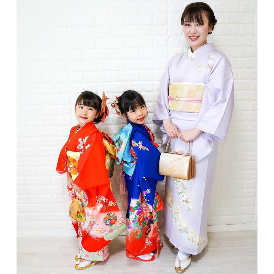 林渚さんのインスタグラム写真 - (林渚Instagram)「七五三の前撮り写真が届きました😍 娘たちは年子姉妹ですが、満年齢でも数え年でやってもどちらでもいいとのことでしたので、今年2人いっぺんに七五三やりました😂(双子みたいで可愛いし) 今回フリーのカメラマンさんにお願いしたんですが、本当に素敵なショットばかりで全データもいただけて良かったです❤️ @nature.photostudio さん  #七五三 #前撮り #着物 #年子育児  #年子ママ  #小学生 #姉妹  #子育て #双子みたい #photographer  #kimono #japan #japanesegirl  #japaneseculture」10月4日 16時07分 - nagiiinsta