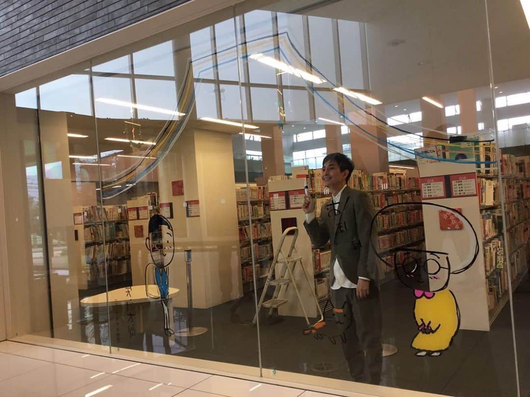 矢部太郎さんのインスタグラム写真 - (矢部太郎Instagram)「富士吉田市立図書館のガラスに絵を描かせてもらいました！大きい絵を描くの楽しい！#大家さんと僕 #富士吉田市 #やまなし大使」10月4日 16時07分 - ttttarouuuu
