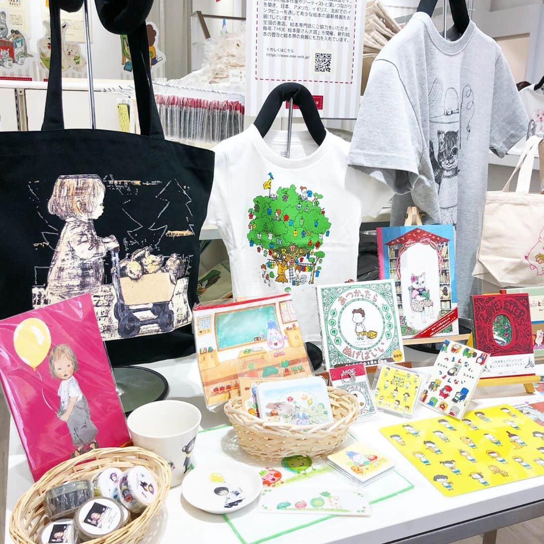 名古屋パルコさんのインスタグラム写真 - (名古屋パルコInstagram)「【東館B1F Pop up shop MOE 絵本雑貨店】月刊誌「MOE」の絵本人気作家の絵本がグッズになって登場！﻿ ﻿ 1979年に刊行された絵本のある暮らしを提案する月刊誌「MOE」は、これまで多くの絵本や絵本作家を紹介し、創刊40周年を越えた現在も、幅広い世代から人気を博しています。﻿ ﻿ 「MOE 絵本雑貨店」では、雑誌「MOE」から生まれた絵本グッズを数多く取り揃えるほか、お買い上げプレゼントもご用意しております！﻿ ﻿ ■会期：～10/26(月)11:00～20:00（最終日は18:00閉場）まで﻿ ■会場：東館B1Fイベントスペース﻿ ■入場料：無料﻿ ■取り扱い作家一例：酒井駒子、島田ゆか、なかやみわ、ヒグチユウコ、ヨシタケシンスケ﻿  ﻿ 【ご購入プレゼント】﻿ 期間中、会場内で3,300円以上お買い上げの方、各日先着30名様に「オリジナル缶バッジ（1個）」をプレゼント。﻿ ※お一人様1日1個限り。﻿ ※各日無くなり次第、終了いたします。﻿ ※絵柄はお選びいただけません。﻿ ※配布予定﻿ 　◇ヒグチユウコ・・・10/2(金)、7(水)、12(月)、17(土)、22(木)﻿ 　◇酒井駒子・・・10/3(土)、8(木)、13(火)、18(日)、23(金)﻿ 　◇島田ゆか・・・10/4(日)、9(金)、14(水)、19(月)、24(土)﻿ 　◇なかやみわ・・・10/5(月)、10(土)、15(木)、20(火)、25(日)﻿ 　◇ヨシタケシンスケ・・・10/6(火)、11(日)、16(金)、21(水)、26(月)﻿ ﻿  ﻿ #MOE絵本雑貨店#月刊MOE #月刊MOEバックナンバー#絵本 #ヒグチユウコ#せかいいちのねこ #いらないねこ#ほんやのねこ #ギュスターヴくん#アノマロ #ツチグリぼうや #島田ゆか#ぶーちゃんとおにいちゃん #兄弟の絵本 #おにいちゃんが大好き #酒井駒子#よるくま#ロンパーちゃんとふうせん #なかやみわ #やさいのがっこう #ヨシタケシンスケ #あつかったらぬげばいい #それしかないわけないでしょう #つまんないつまんない #ものは言いよう #名古屋パルコ」10月4日 16時10分 - parco_nagoya_official