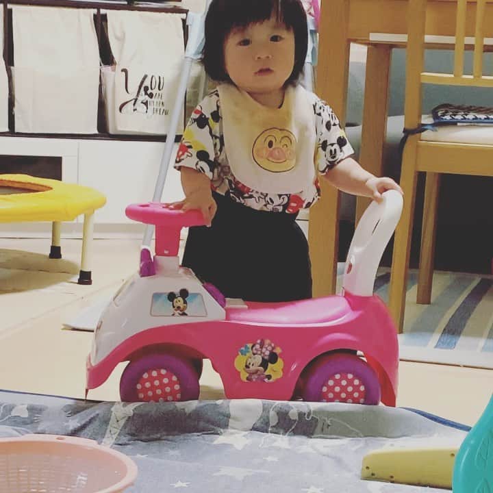 横山愛子のインスタグラム：「誰も乗り方教えてないのに🤣 10ヶ月次女ちゃん、いつのまにか車に乗れるように🚘 前乗りも出来るけど、後ろ向きの方が好きらしい❤️❤️ 長女の事をしっかり見て覚えてるんだなぁ(´∀｀*) #10ヶ月 #2歳差育児 #2歳7ヶ月 #プレママ #西松屋」