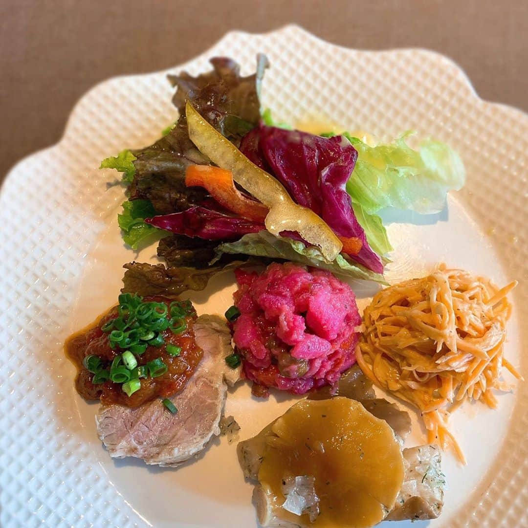 OKAさんのインスタグラム写真 - (OKAInstagram)「たまに食べたくなるロシア料理ランチ。前菜とボルシチの間にピロシキがあるのがうれしい。野菜をたくさん摂れるのもいい。 ジャムが入ったロシアンティーをデザートがわりに。  #ロシア料理 #ボルシチ」10月4日 16時15分 - ytrpics