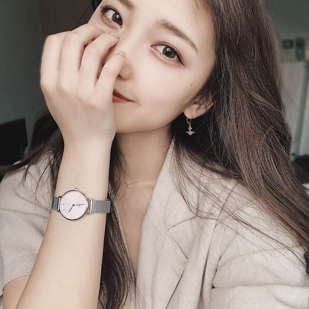 篠田このかさんのインスタグラム写真 - (篠田このかInstagram)「﻿ ﻿ @danielwellington の新作　﻿ 初のピンクダイアル「Pink Mesh」﻿💗 ﻿ 大人っぽい落ち着いたデザインに﻿ 今まで見たことないピンクの時計盤がかわいい◎﻿ ﻿ 秋服と合わせようと思ってたのに﻿ この日暑くてしっかり半袖着ちゃいました、こら﻿ ﻿ ﻿ ﻿ #ダニエルウェリントン　#DWピンクメッシュ﻿ ﻿ ﻿  ﻿ ﻿ ﻿ ﻿ ﻿ ﻿ #momo撮影会in関西#momo撮影会#ポートレート撮影 #ポートレートモデル#ポートレート#モデル#被写体#ポトレ女子#撮影会モデル#ポートレートしま専科#写真好きな人と繋がりたい#ファインダー越しの私の世界#いいねした人全員フォローする#いいね返し#サロンモデル#サロモ #サロンモデル募集#撮影依頼募集中  #ミス龍谷2018#ミスコン#篠田このか」10月4日 16時19分 - avocado__cono