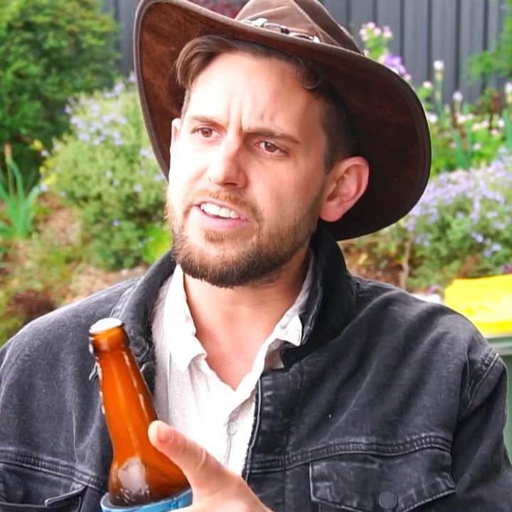 アレックス・ウィリアムソンのインスタグラム：「Ever seen an Aussie without a beer?」