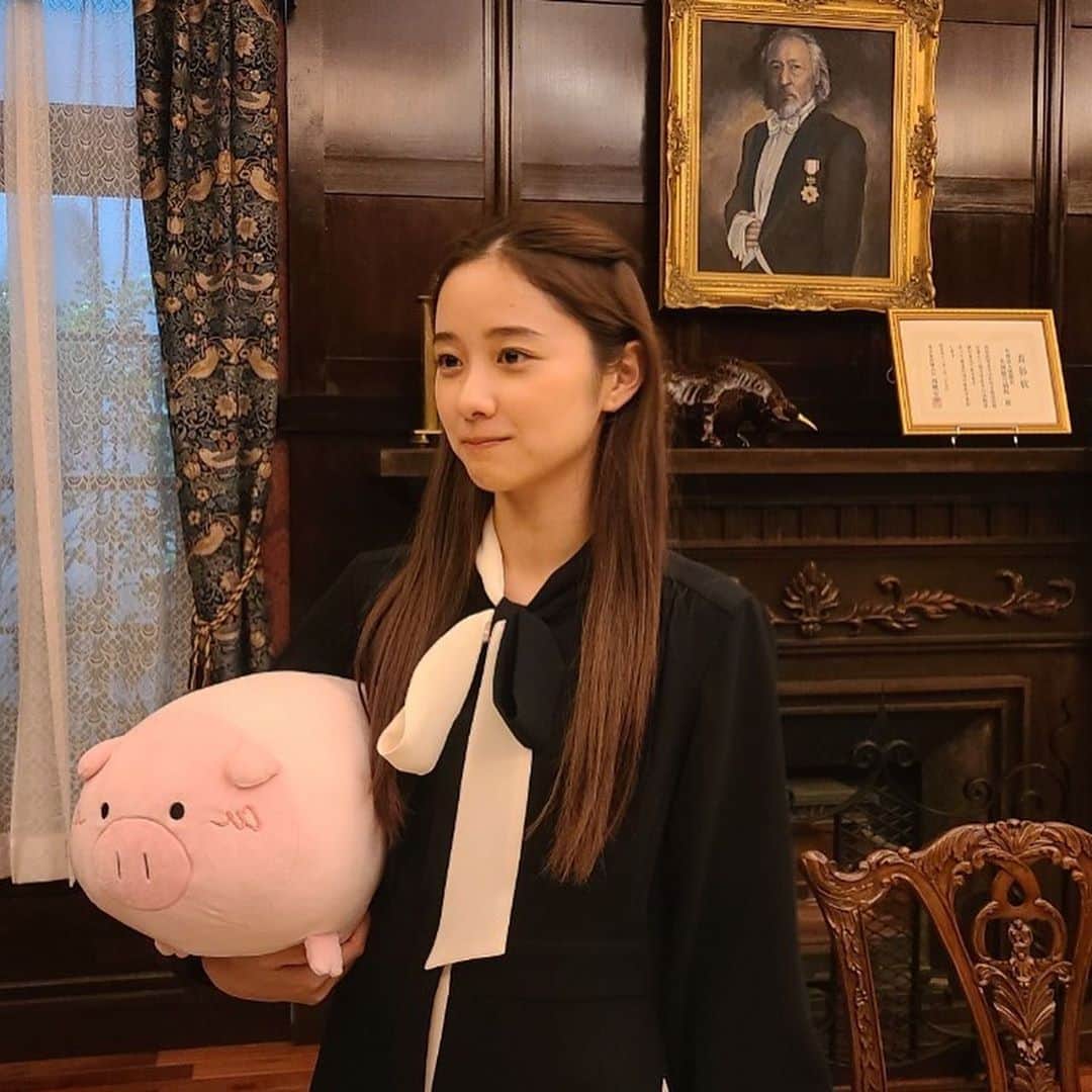 日曜劇場『危険なビーナス』【公式】のインスタグラム：「現場レポート　その7🐖🐖🐖 . . 続 矢神家潜入...🧐 たまたまいらした めちゃくちゃキュートな支倉百合華さんとお写真撮っていただいちゃいました😍 ぎゅーってしてもらえて嬉しい❤️ . でも最後に、またしっぽを…😵🎀 勇磨さんだけじゃなかったーそこはダメです💦 やめてー😢 . . #日曜劇場 #危険なビーナス #東野圭吾 #ブーナス #ブーナスの現場レポート #妻夫木聡 #吉高由里子 #ディーンフジオカ #染谷将太 #中村アン #堀田真由 #結木滉星 #福田麻貴 #3時のヒロイン #麻生祐未 #坂井真紀 #安蘭けい #田口浩正 #池内万作 #栗田芳宏 #栗原英雄 #斉藤由貴 #戸田恵子 #小日向文世」
