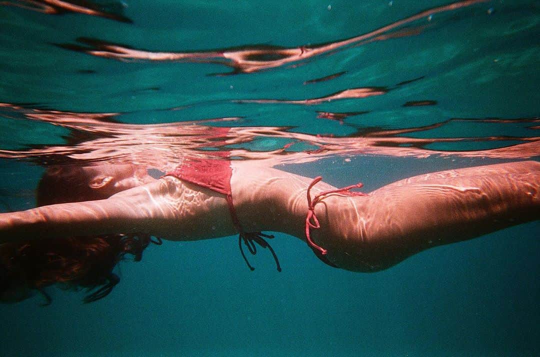 マリア・マーフィーのインスタグラム：「Underwater film 🌟 for @issademar  by @brooklynhawaii」
