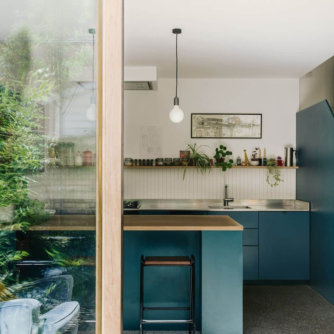 The Modern Houseさんのインスタグラム写真 - (The Modern HouseInstagram)「After leaving a small flat in 2017, Emma and Ross Perkin of @emilevearchitects took on a more substantial project to house their growing family: a three-storey Victorian house in Stoke Newington’s conservation area. Their renovation installed bespoke joinery, a two-storey extension and an L-shaped kitchen/garden arrangement to create flexible space for family life. We caught up with them to hear how they did it – head to our bio to read more.」10月4日 16時31分 - themodernhouse