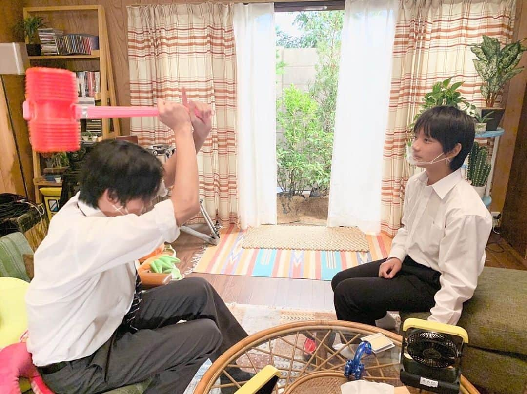 日向亘さんのインスタグラム写真 - (日向亘Instagram)「🏠 安達家はおもちゃがいっぱいあるので家族みんなで遊びます。 写真は弟とイチャついてるひとコマです。💁  #弟に哀れな目で見られる兄の図  #南出凌嘉 くん  #安達朝輝 #日向亘  #安達優輝」10月4日 16時33分 - hyuga_wataru