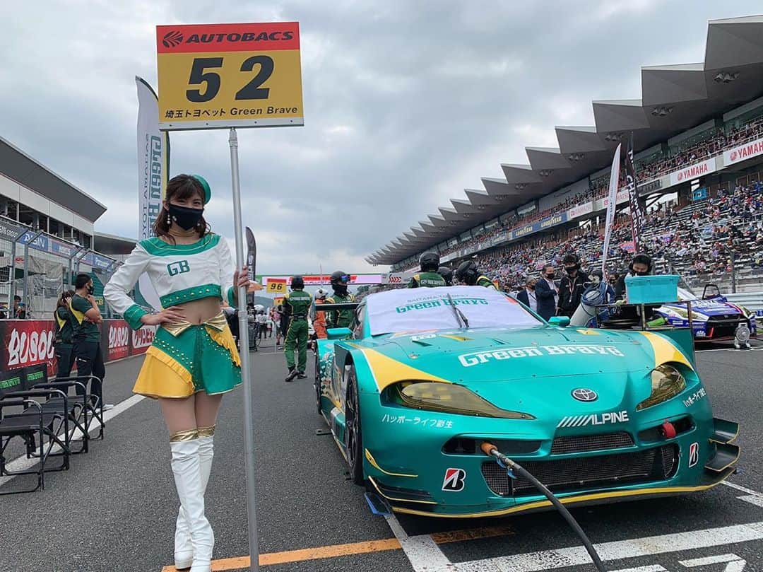 熊林保奈美のインスタグラム：「* . SUPER GT 第5戦 富士 . 埼玉トヨペットGreen Braveは 300クラス4位でチェッカーを受けました！🏁 . ウェイトハンディ＋BoPで 100kg乗せてて 予選より順位上げて4位凄い🥺 川合選手の追い上げと 吉田選手の守り素晴らしかった🥺 . 応援していただいた皆様 ありがとうございました😊💚 . * #埼玉トヨペット #埼玉トヨペットgreenbrave #greenbrave #supergt #supergt2020 #GT300 #レースクイーン #RQ #埼玉トヨペットサポーターズ #熊林保奈美 #道産子 #Japanesegirl #paddokgirls #pitgirl #instalike #맞팔」