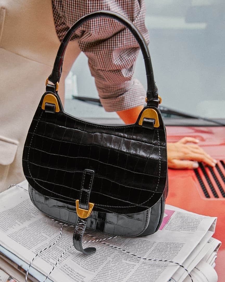 のインスタグラム：「The streets are ours: a fresh croco take on Fauve, for an unforgettable Fall.  #Coccinelle #CoccinelleBags #Fauve #MainCollection #New #Croco」