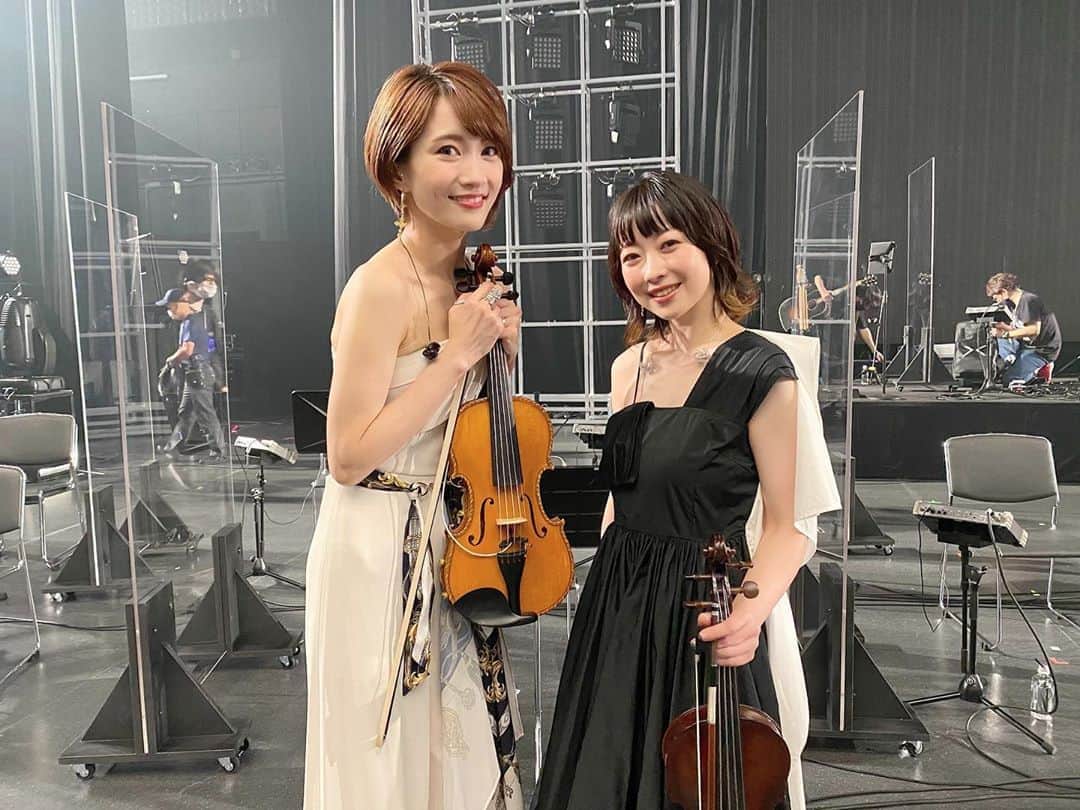 AYASAさんのインスタグラム写真 - (AYASAInstagram)「🎻 XFLAG PARK 2020🎪🎉DAY2 MONSTER STRIKE ORCHESTRA  〜未開の旋律〜 2日間ありがとうございました🎻  荘厳さや美しさやワクワク感溢れる曲たちを凄腕メンバーの皆様と一緒に奏でられて幸せな2日間でした✨  集合写真も強そう🤭❤ コーラスだけでなくバイオリンも演奏されていた矢内景子さんともお写真撮っていただきました🎤🎻 ・ ・ #モンスト #フラパ  #モンスターストライク #monsterstrike  #xflagpark #xflagpark2020」10月4日 16時42分 - ayasa_doya