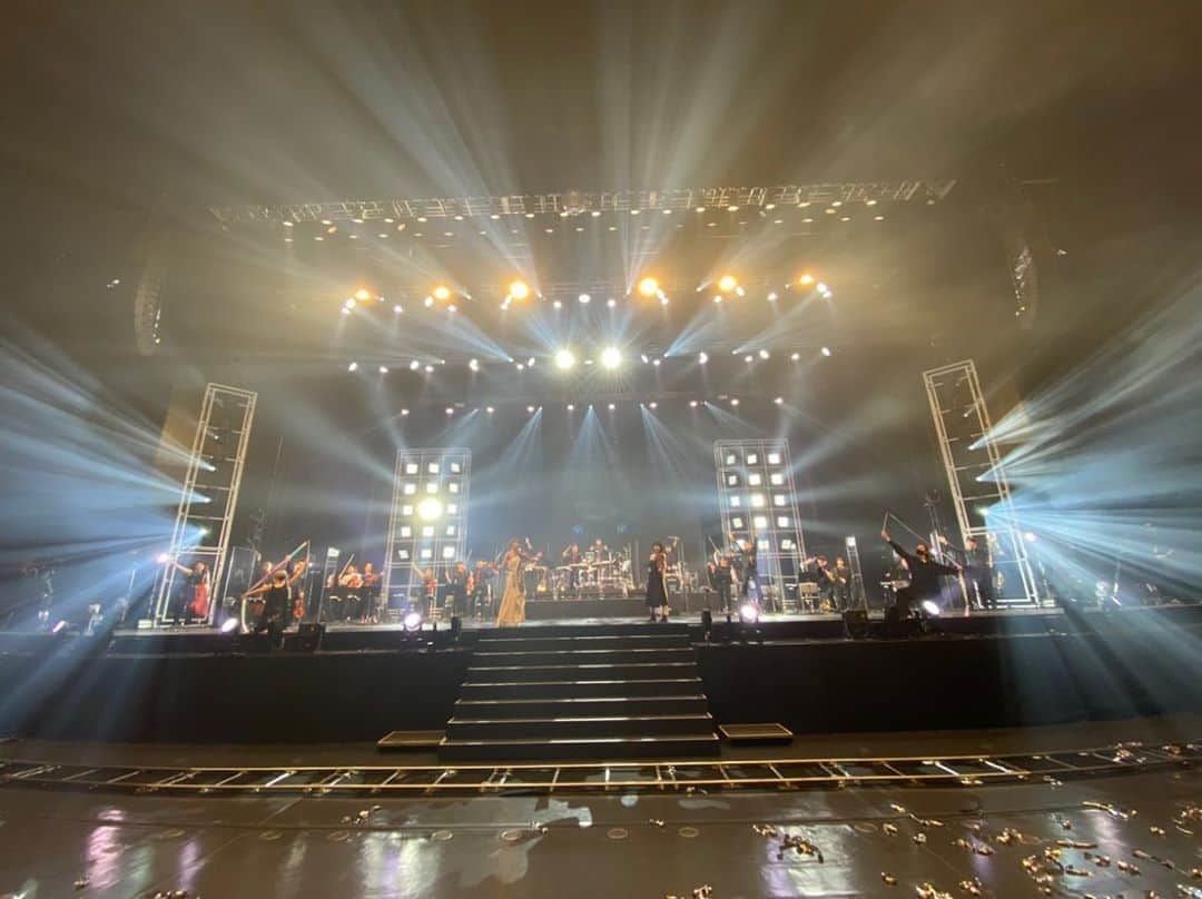 AYASAさんのインスタグラム写真 - (AYASAInstagram)「🎻 XFLAG PARK 2020🎪🎉DAY2 MONSTER STRIKE ORCHESTRA  〜未開の旋律〜 2日間ありがとうございました🎻  荘厳さや美しさやワクワク感溢れる曲たちを凄腕メンバーの皆様と一緒に奏でられて幸せな2日間でした✨  集合写真も強そう🤭❤ コーラスだけでなくバイオリンも演奏されていた矢内景子さんともお写真撮っていただきました🎤🎻 ・ ・ #モンスト #フラパ  #モンスターストライク #monsterstrike  #xflagpark #xflagpark2020」10月4日 16時42分 - ayasa_doya