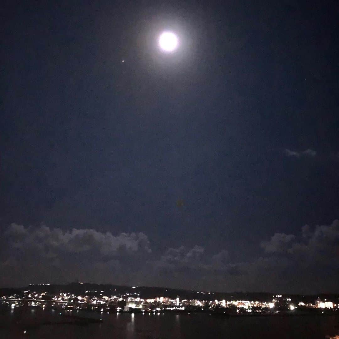 サザンビーチホテル＆リゾート沖縄さんのインスタグラム写真 - (サザンビーチホテル＆リゾート沖縄Instagram)「. 夕陽も月🌕もキレイな秋です🍂  1枚目 昨日の夕陽は、ちょうど雲の隙間から、水平線に沈んでいきました📷  2枚目 中秋の名月で、まんまる満月を10階プレミアムラウンジから撮影しました！  沖縄は、暑さも和らぎ夕陽のキレイな秋が、一番 旅ドキ です🧳 . . The sunset and the moon are beautiful in autumn! Autumn is the best time to travel to Okinawa! . #海 #ビーチ #月 #sea #travel #sun #japan #Photooftheday #picoftheday #일상 #좋아요 #바다 #夕陽  #夕焼け  #Sunset #석양  #노을  #일몰 #サザンビーチホテル #沖縄 #沖縄旅行 #キレイ #沖縄好きな人と繋がりたい #southernbeachhotel #okinawa #okinawatrip  #loves_okinawa #서던비치호텔 #오키나와 #오키나와여행」10月4日 16時42分 - southernbeachokinawa