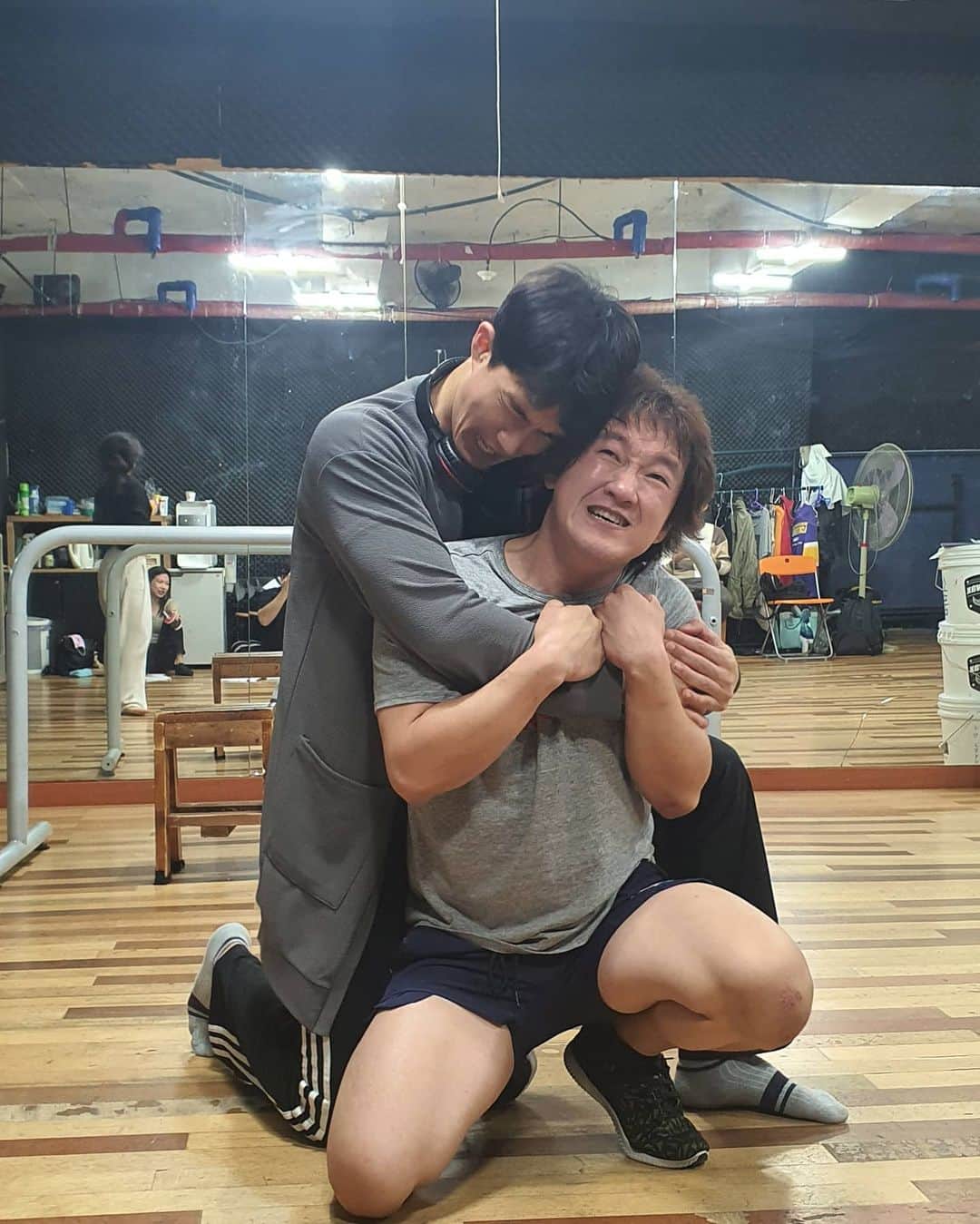 キム・ホチャンさんのインスタグラム写真 - (キム・ホチャンInstagram)「. . . 추석연휴에도 막바지 연습중입니다.  연극:아싸!!!  불황기인 공연계지만 피땀흘려 열심히   준비중입니다.  저희 공연은   코로나 방역수칙을 준수하며  극장내 소독!  코로나 문진표! 작성  그리고   한정인원수 49명 원칙을 준수하며  공연을 진행합니다.  많은 사랑과 관심 부탁드립니다.」10月4日 16時46分 - hochang_21