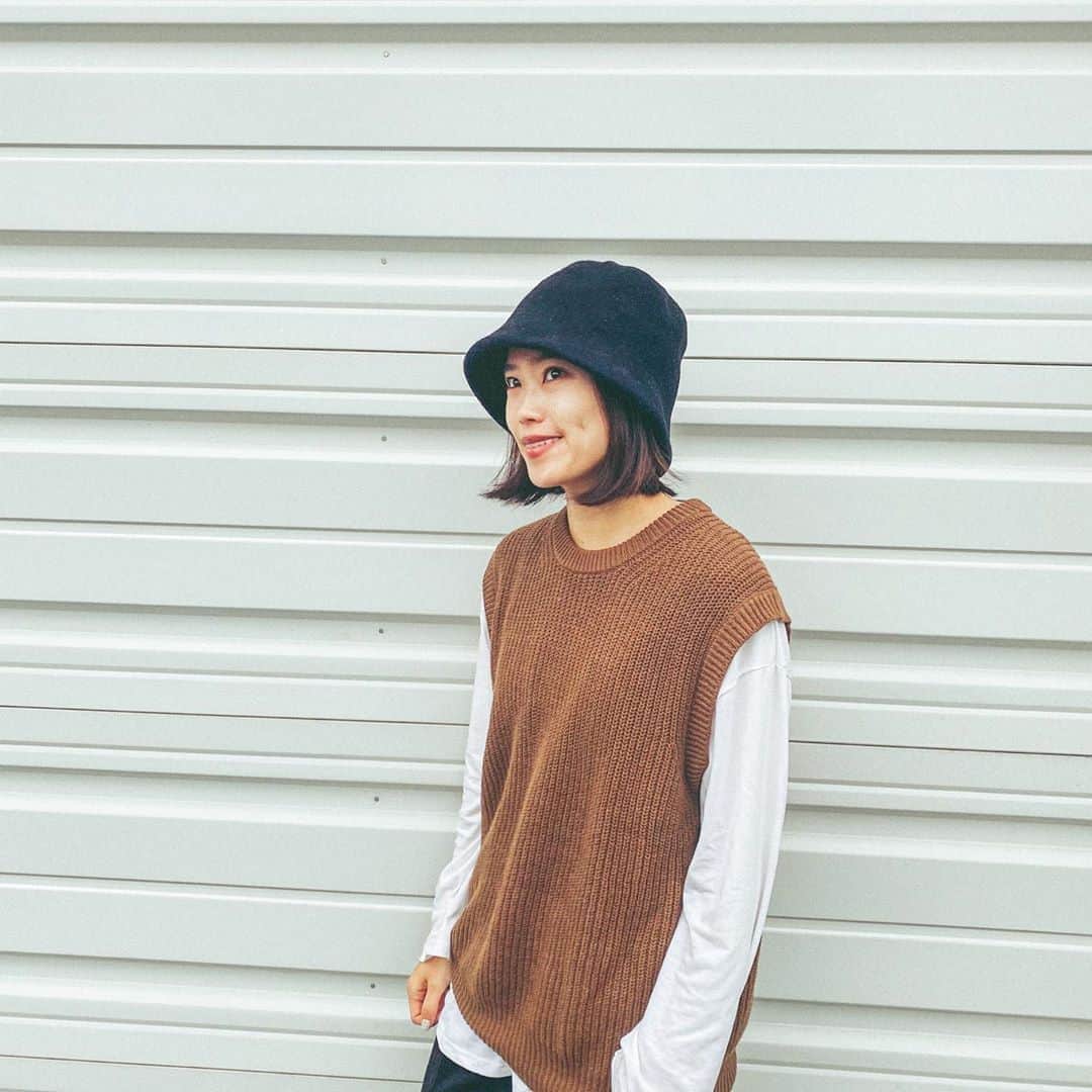 井村亜里香のインスタグラム：「ユニクロのメンズニット買って大正解🍂 サイズはMサイズです♡ ・ #uniqlo#code#codinate#kintwear #wear#hat#fashion#best#nitto #ユニクロ#ユニクロコーデ#ニットベスト #メンズコーデ#ユニクロ購入品  #秋冬コーデ#コーデ#ハット#ロンT」