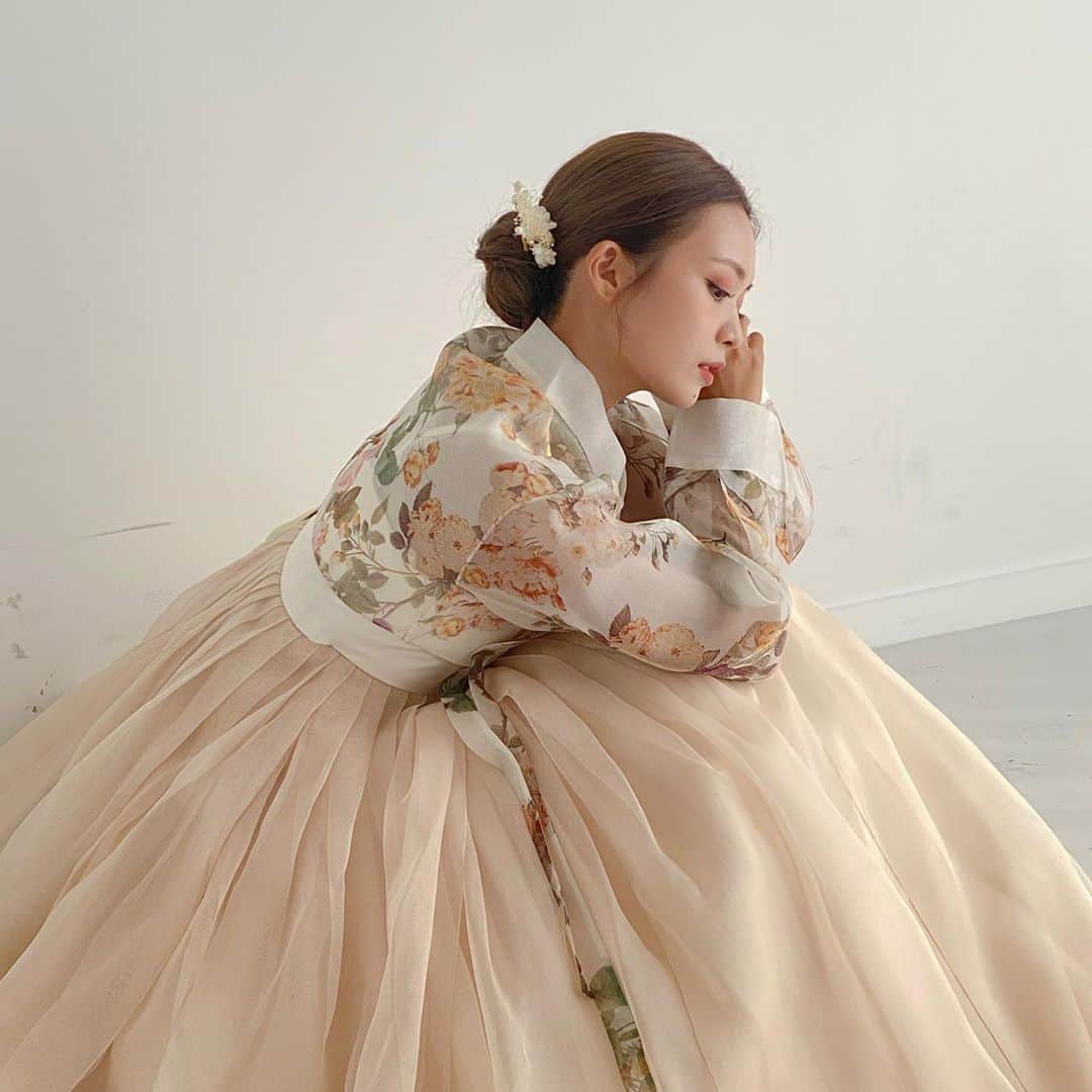キム・ダヘのインスタグラム：「작년에 한복촬영도 안하고 폐백도 안해서 올해는 한복을 입어봤어요... 🌸🌸  아 사진 맘에드는거 너무 많아서 진심 며칠간 웨딩피드 도배각...」