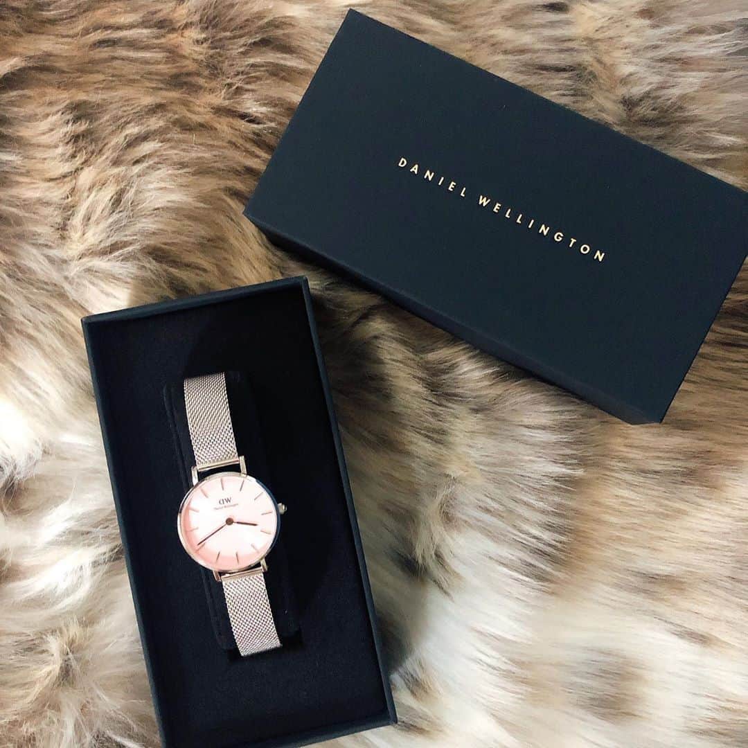 白川樹奈さんのインスタグラム写真 - (白川樹奈Instagram)「♡  _  _  @danielwellington の新作❤️⌚️  petiteシリーズの新色のpink mesh😍  _  淡いピンクが可愛いすぎる🥺❤️！  _  メッシュのシルバーの時計が好きで 結構待ってるんやけど、 メンズっぽくなりがちで😳。。  _  でもピンクの組み合わせは初めてで 女性らしさがグッとでる気がする🙆‍♀️❤️笑  _  あえて小さめの28mmにしたよ💕☺️  _  _  ♡  #ダニエルウェリントン #DWピンクメッシュ」10月4日 16時59分 - juna.s2