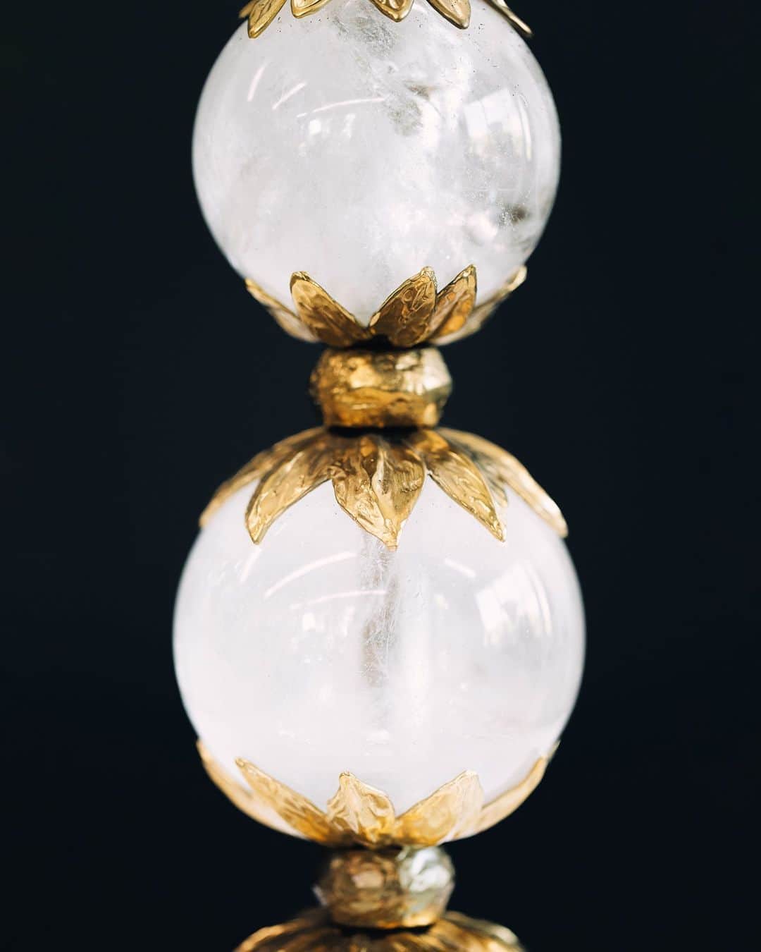 グーセンス パリのインスタグラム：「Detail of a STONES table lamp.」