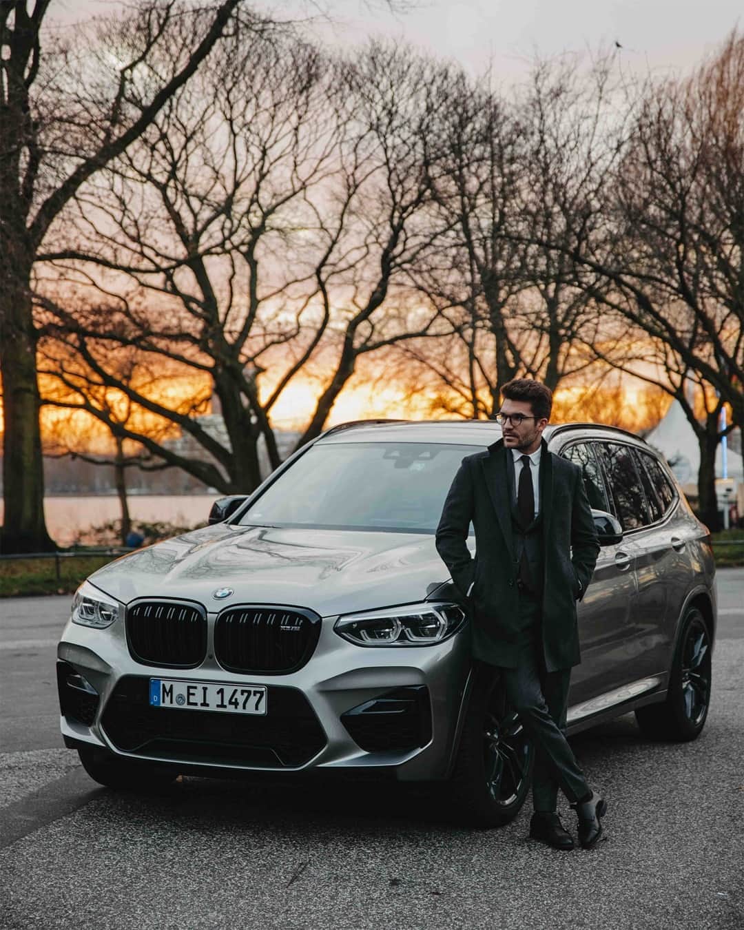 BMWのインスタグラム：「Suit up. Because tonight will be legendary. The BMW X3 M Competition. #TheX3M #BMW #X3M #BMWM #BMWrepost @justusf_hansen @senorkaya  __ BMW X3 M Competition: Fuel consumption in l/100 km (combined): 10.5. CO2 emissions in g/km (combined): 239. Further information: www.bmw.com/disclaimer. Acceleration (0-100 km/h): 4.1 s. Power: 375 kW, 510 hp, 600 Nm. Top speed (limited): 250 km/h (with optional M Drivers Package: 285 km/h).」