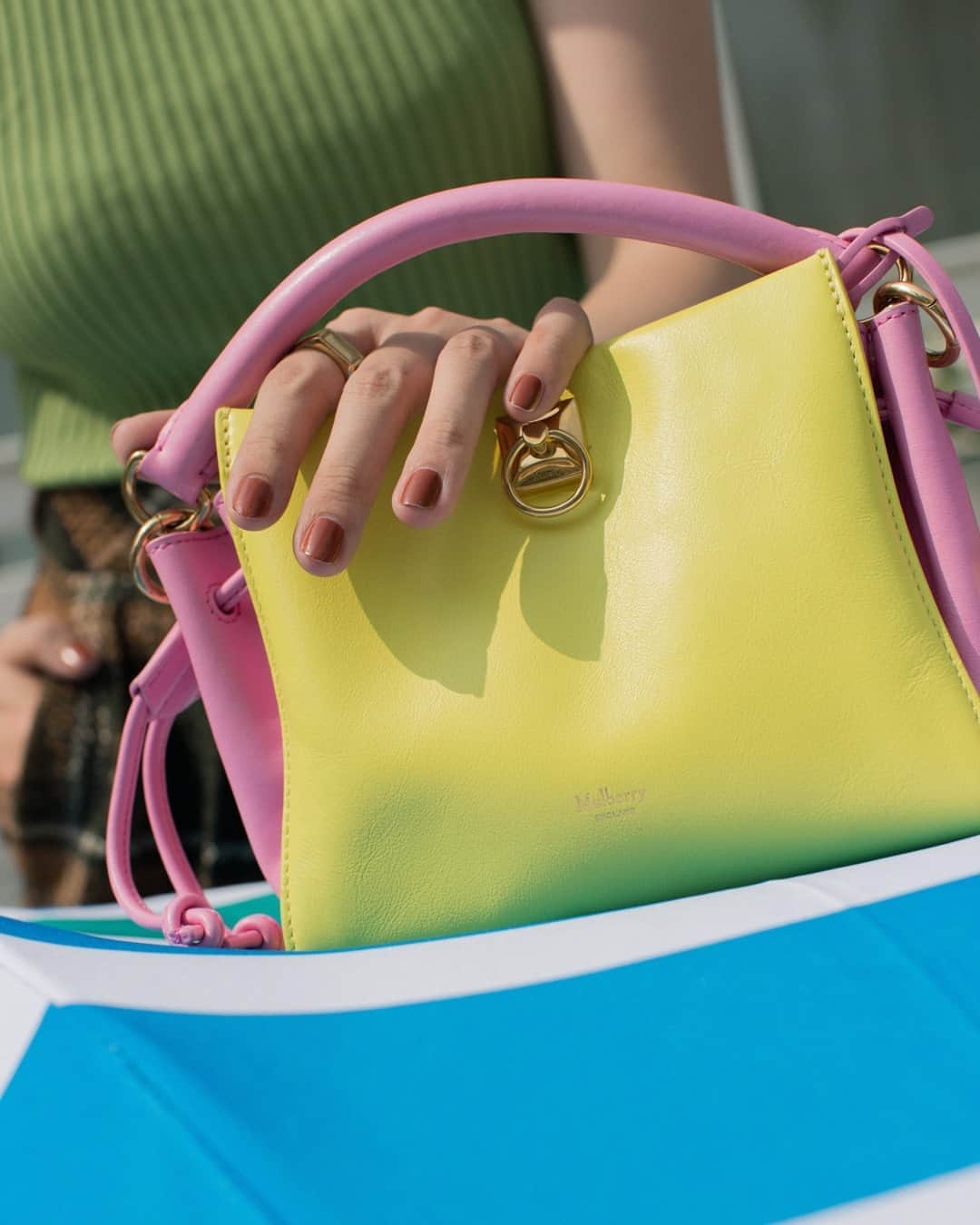のインスタグラム：「The Mini #MulberryIris in Acid Yellow and Candy Pink. ⁠ .⁠ Shot by #SunnieLovesFashion for Mulberry.」