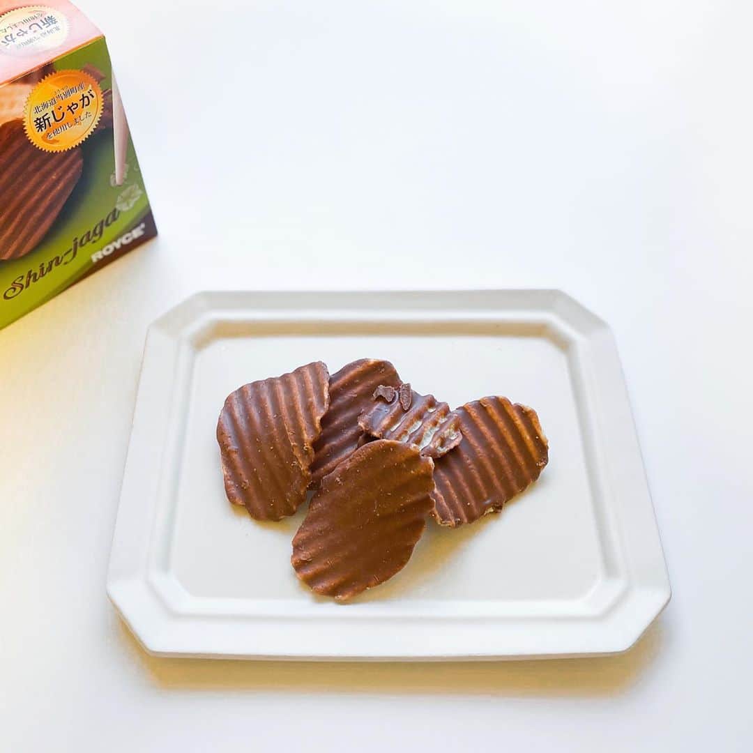 市川歩美のインスタグラム：「ロイズのポテトチップチョコレート。今だけ新じゃがが登場しています🍁  パリッと香ばしいポテトチップスの片面がチョコレート。あまじょっぱくて止まらなくなる、昔から私のお気に入りです💛  #ilovechocolate  #chocolat #chocolatelovers  #chocolate #チョコレート #チョコレート大好き #チョコレート好き #ショコラ #チョコレート好きと繋がりたい #チョコレートケーキ #カカオ #ロイズ #ポテトチップチョコレート #おうちチョコ #おとりよせスイーツ #新じゃが #ポテトチップス」