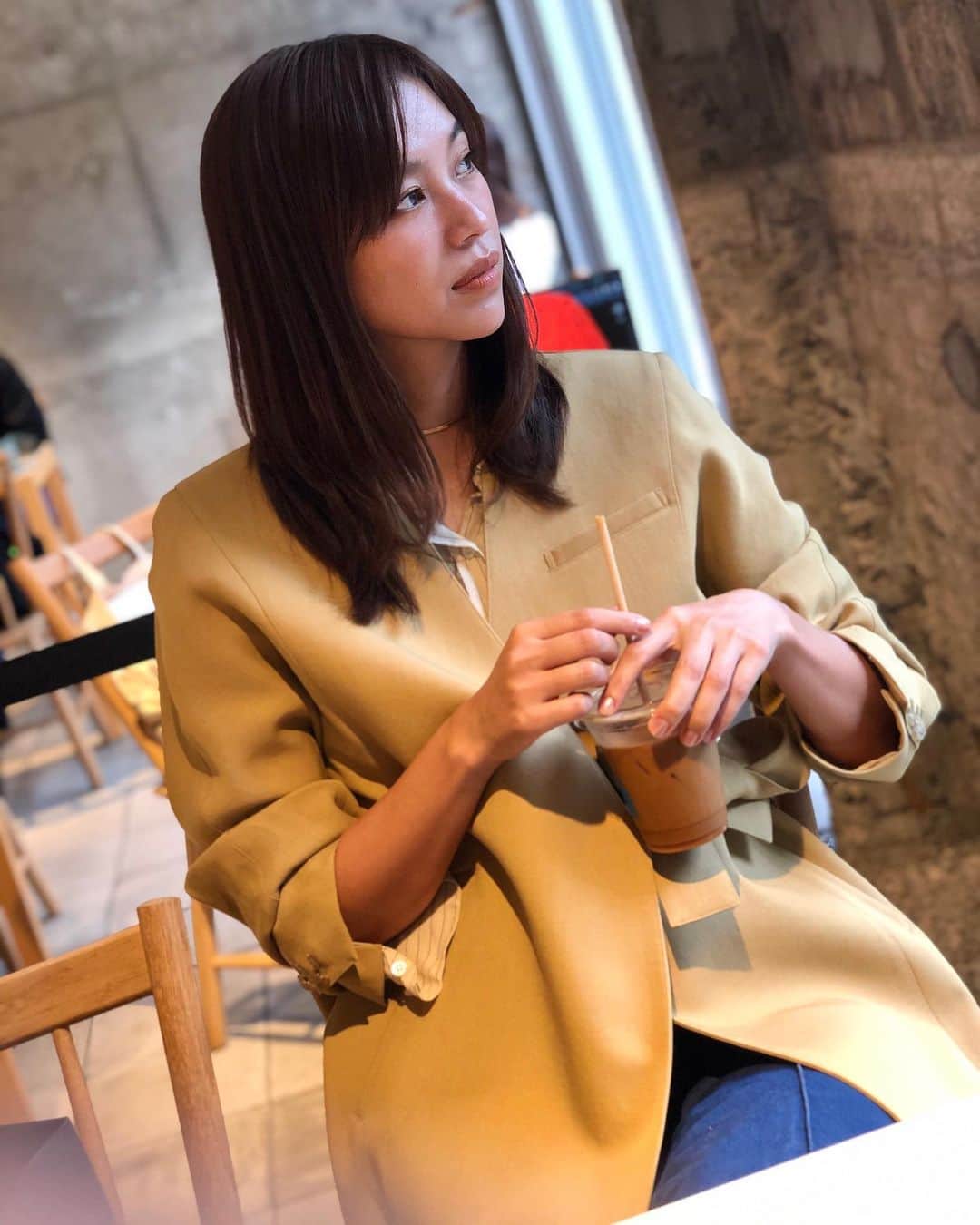 紺野ゆりのインスタグラム：「☆ お気に入りジャケットを着て、三軒茶屋に10月5日にOpenするビープルにお邪魔してきました☆ 最近コスメやサプリなどはここで買うことがすごく多い☺️☺️  駅近の商店街の中にあるんだけど、同じ通りにはブルーボトルやタピオカのお店もあってどんどんお洒落になっていく〜✨✨  * #bioplebycosmekitchen#三軒茶屋#Open#ブルーボトルコーヒー#akiranaka#stunninglure」