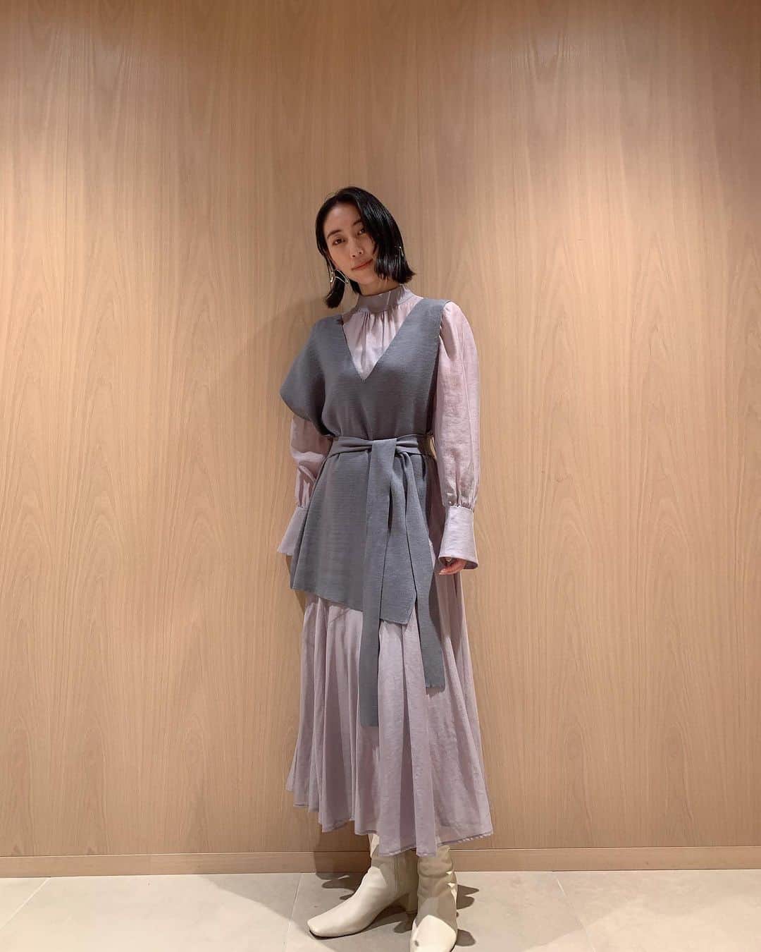 近野莉菜のインスタグラム：「SNIDEL (@snidel_official ) 冬のコレクションの先行販売が開始致しました❄️ 先日のインスタライブで紹介させてもらったベストセットシアーワンピース。  トレンドのレイヤードコーディネートが一枚で完成する、ニットベストとワンピースのセットアイテムだよ！お得🥺  今年は寒くなるのが早いみたいなので、今年はどんなコートを買おうかな〜☺️💭  #SNIDEL #スナイデル  #SNIDELsnap」