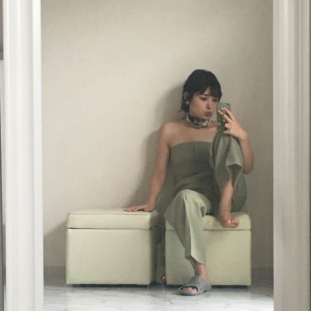 のインスタグラム：「▶︎グレーのスリッパが 片足だけどこかへいってしまいました 😟 : : : どこ探してもみつからない 🤔 : : : こんなことってある？🤔🤔w : : : 家の中にはあるはず 🏢💭 : : 今日は蒸し暑い日でしたね、 お疲れ様でした 👨🏻‍🍳✨」