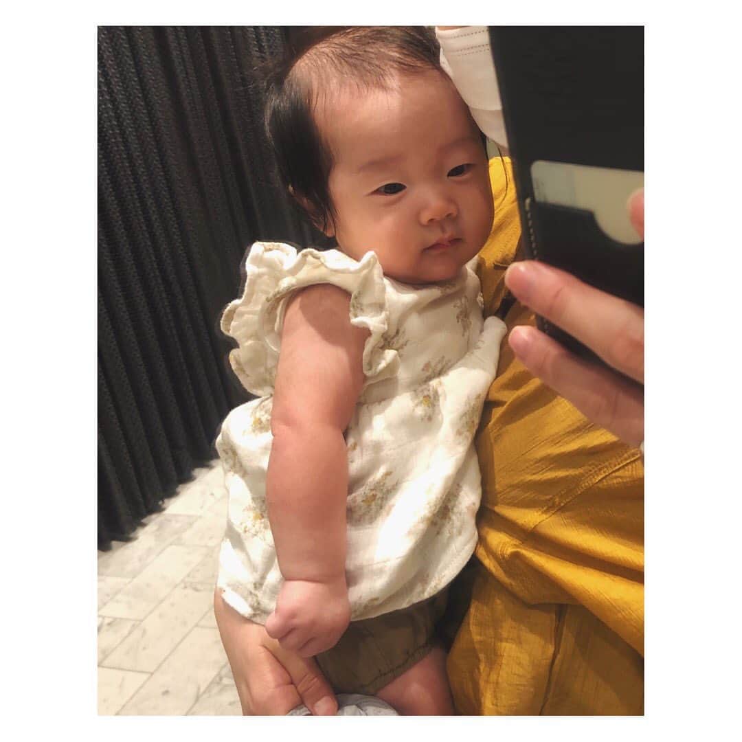 野尻美穂のインスタグラム：「ひなたさん肩フリルで女子力を1上げた日👼🏻♥️ 着々とぷにぷに🍼 #ひなたん通信」