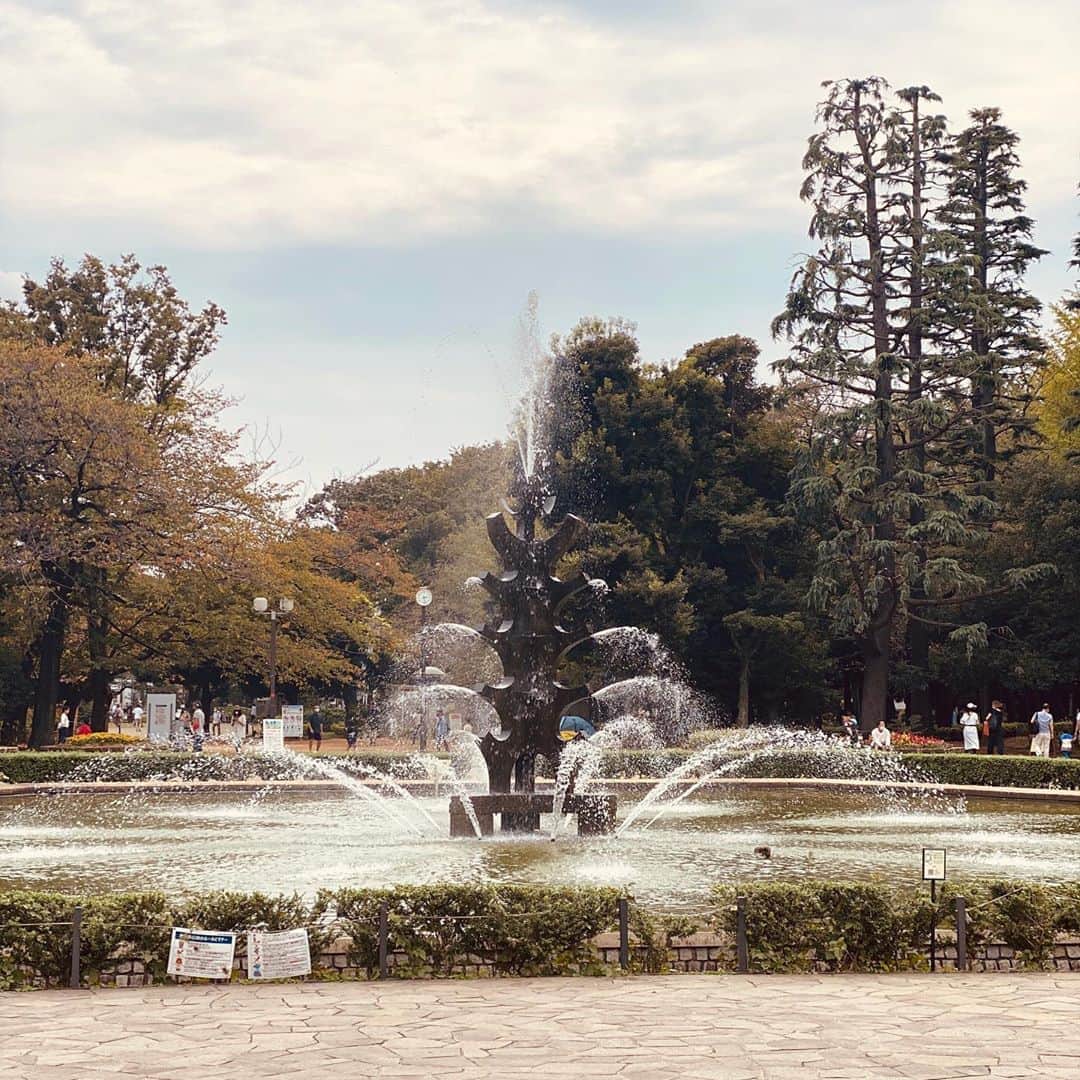 椎名桔平さんのインスタグラム写真 - (椎名桔平Instagram)「#日曜日#公園#噴水 沢山の人がくつろいでました。 暑くもなく寒くもなく、ちょうどいい。」10月4日 17時33分 - kippeishiina