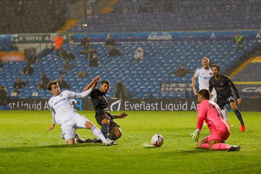 パトリック・バンフォードさんのインスタグラム写真 - (パトリック・バンフォードInstagram)「In football you always want to win, but what a team performance to achieve a point last night against one of the best💪🏽 congrats @rodrigom_91  on the first of many to come🙌🏽 #alaw 💛💙」10月4日 17時34分 - patrick_bamford