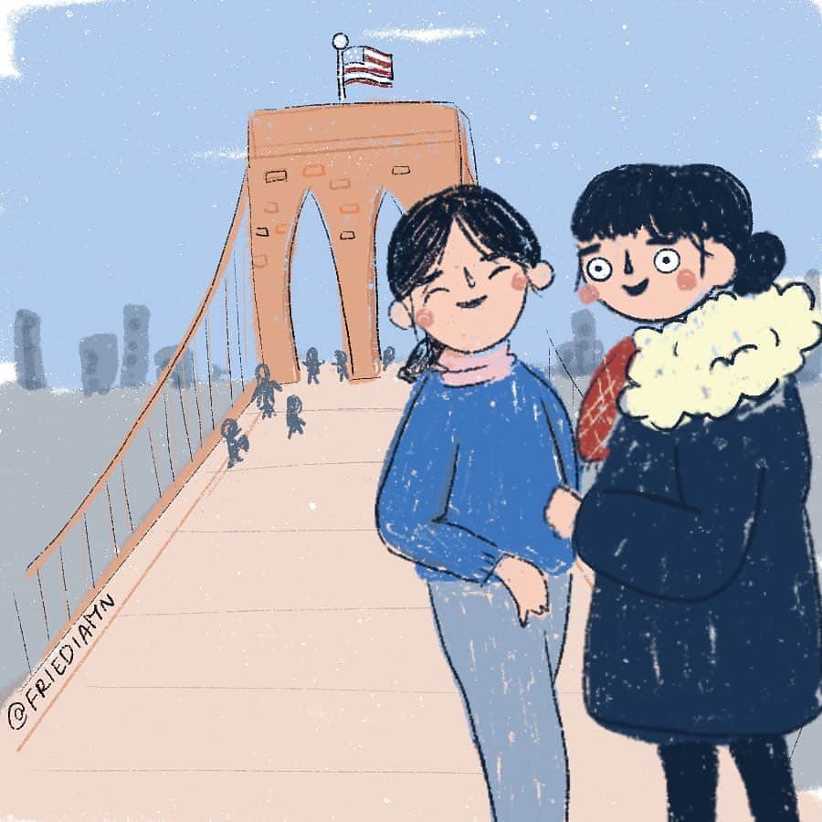 フリーディアのインスタグラム：「Today’s #peachtober20 prompt was #bridge  The word made me think of the time we walked over the Brooklyn bridge! It was cold, gloomy and loads of fun.  In need for another one of these, travel and walk a lot days! @sup.peach  今日の言葉／テーマは「橋」思い出したのは去年ニューヨークに行った時です。ブルクリンブリッジを渡って楽しかった〜 #brooklyn #brooklynbayridge #nyc #newyork #teeshirt #friediamn #inktober」