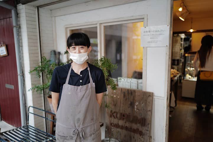 福岡グルメ 福岡ランチ「デビログ」さんのインスタグラム写真 - (福岡グルメ 福岡ランチ「デビログ」Instagram)「地下鉄大濠公園駅近くにあるカフェ『KURUMI』 ここは路地裏にあって、わかりずらいのだが、超人気店なんよ✌️ 優しい味のケーキと木造の店の雰囲気がピッタリ合って、なんともいえない空気感を醸し出しているのが人気の理由かも。 働いているスタッフも親切で、車で立ち往生していると、サッと先導してくれたりと、心遣いが嬉しいね🙆‍♂️ 女性オーナーパティシエのナガノさんの人柄が、素敵なスタッフを引き寄せているような印象を受けたよ😊 今回は秋らしい「シャインマスカットのタルト」520円(税別)と「くりパイ」520円(税別)をいただいて、ゆっくりとした時間を過ごすことができました😋 . 他picは「デビログ」に掲載しています。 サイトを見る場合はブラウザで「デビログ」で検索👉 . #KURUMI #クルミ #福岡市中央区荒戸 2-1-11 092-724-3362 10:00～19:00 ランチ:11:00～17:00 定休日：日曜日、第1,3月曜日 . #福岡スイーツ #大濠公園 #大濠公園グルメ #大濠公園ランチ #大濠公園スイーツ #荒戸 #荒戸スイーツ #荒戸グルメ #荒戸ランチ #福岡 #博多 #fukuokapics #fukuoka #fukuokacity #hakata #fukuokagourmet #IGersJP #ig_japan #福岡グルメ #福岡ランチ #福岡ごはん #福岡ご飯 #食べログ福岡 #福岡飯 #福岡食べ歩き #福岡インスタグルメ #インスタグルメ福岡」10月4日 17時50分 - devi_takahashi