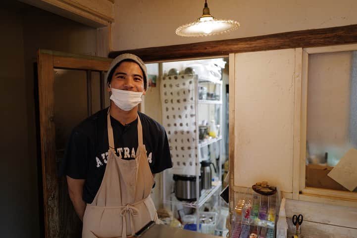 福岡グルメ 福岡ランチ「デビログ」さんのインスタグラム写真 - (福岡グルメ 福岡ランチ「デビログ」Instagram)「地下鉄大濠公園駅近くにあるカフェ『KURUMI』 ここは路地裏にあって、わかりずらいのだが、超人気店なんよ✌️ 優しい味のケーキと木造の店の雰囲気がピッタリ合って、なんともいえない空気感を醸し出しているのが人気の理由かも。 働いているスタッフも親切で、車で立ち往生していると、サッと先導してくれたりと、心遣いが嬉しいね🙆‍♂️ 女性オーナーパティシエのナガノさんの人柄が、素敵なスタッフを引き寄せているような印象を受けたよ😊 今回は秋らしい「シャインマスカットのタルト」520円(税別)と「くりパイ」520円(税別)をいただいて、ゆっくりとした時間を過ごすことができました😋 . 他picは「デビログ」に掲載しています。 サイトを見る場合はブラウザで「デビログ」で検索👉 . #KURUMI #クルミ #福岡市中央区荒戸 2-1-11 092-724-3362 10:00～19:00 ランチ:11:00～17:00 定休日：日曜日、第1,3月曜日 . #福岡スイーツ #大濠公園 #大濠公園グルメ #大濠公園ランチ #大濠公園スイーツ #荒戸 #荒戸スイーツ #荒戸グルメ #荒戸ランチ #福岡 #博多 #fukuokapics #fukuoka #fukuokacity #hakata #fukuokagourmet #IGersJP #ig_japan #福岡グルメ #福岡ランチ #福岡ごはん #福岡ご飯 #食べログ福岡 #福岡飯 #福岡食べ歩き #福岡インスタグルメ #インスタグルメ福岡」10月4日 17時50分 - devi_takahashi