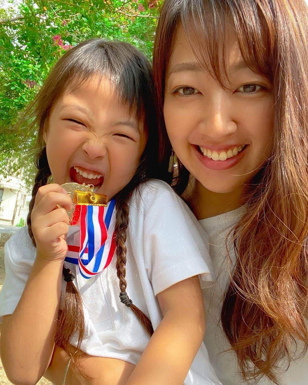 のインスタグラム：「* ゆいまる2回目の運動会！  かけっこは3位であからさまに落ち込んでたし、 玉入れは誰かの投げた玉が顔面に当たってたけど、 年少さんのときには右手と右足一緒だった行進も ちゃんとできるようになってたし、 毎日練習してた『バルーン』のお遊戯も感動したし、 何より楽しそうな笑顔が最高に愛おしかった💛！ * * コロナで学年ごとの発表会形式だったけど 最善の対策をとって開催してくれた幼稚園には 感謝の気持ちでいっぱいです☺️🙏🏽🌈 * #2020_10_03 #運動会 #年中さん #4歳9ヶ月 #記録 #こころのちず」