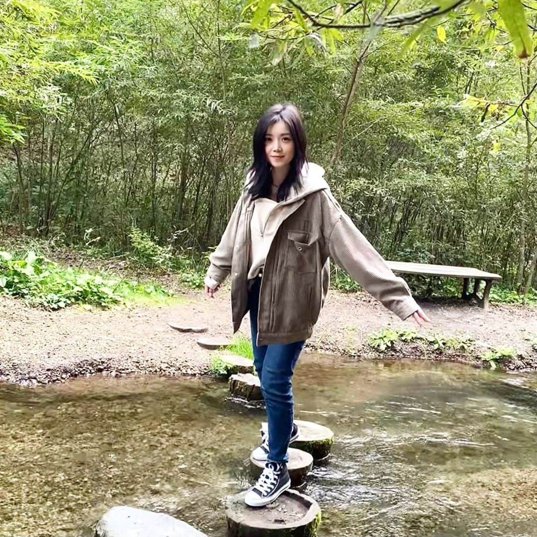 葉山柚子さんのインスタグラム写真 - (葉山柚子Instagram)「水の遊び場👟🐬🐳ここ可愛い🐋 #千ヶ滝 #軽井沢」10月4日 17時43分 - hayama_yuko