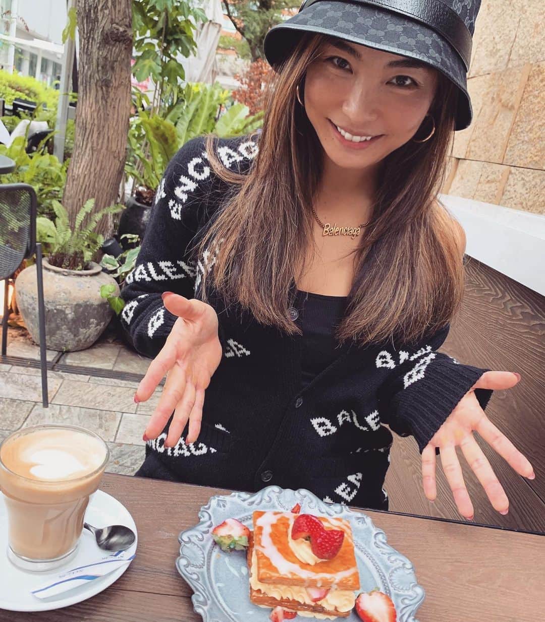 Aya（小山内あや）さんのインスタグラム写真 - (Aya（小山内あや）Instagram)「チートDAY🍰🍬🍫🍨 苺のミルフィーユをペロリんちょ😋❤️ 「ケーキ」には人を幸せにする力があると思う。 #週2回の至福のひととき #甘い物大好き過ぎて大変です」10月4日 17時43分 - aya_fitness