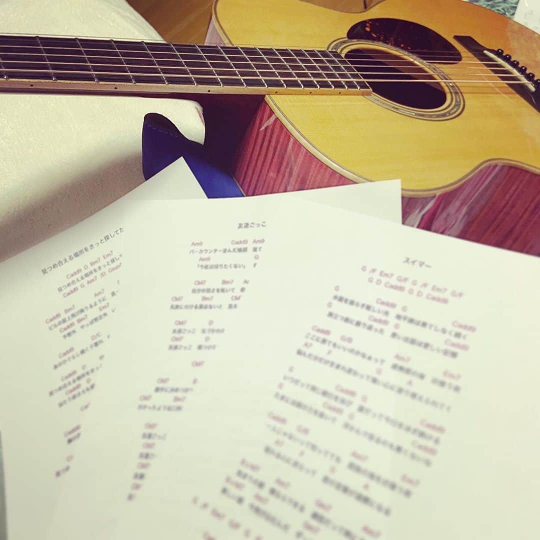 のインスタグラム：「. 本日は楽譜制作したり 色々とお部屋作業🏠 . おこもりでこういう日もいいよね😶 ちょっとうたた寝しちゃったけど💤 . 譜面を🎼見直すと新しい発見があって また新しい気持ちで楽曲と向き合えます . . . #stayhome #梶有紀子 #yukikokaji #シンガーソングライター #弾き語り #ギター弾き語り #ミュージシャン #ギター女子 #ギタ女 #jpop #music #singer #songwriter #音楽好きな人と繋がりたい #instamusic」