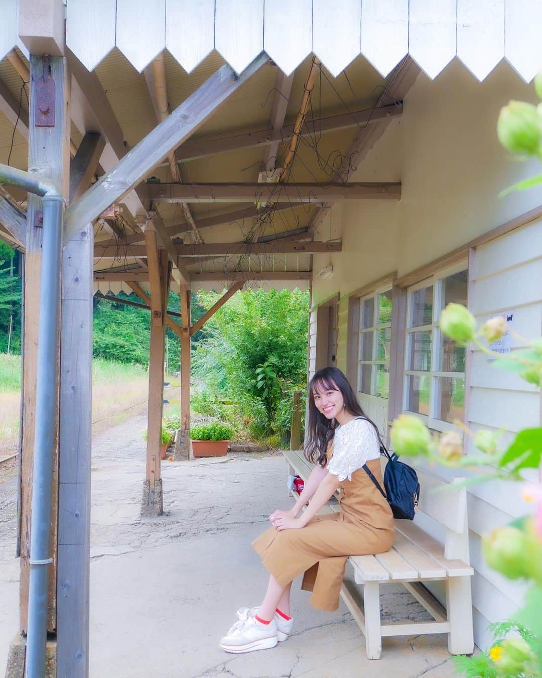 下口ひななのインスタグラム：「電車待ち🚃﻿ ﻿ ﻿ ここの駅は夏だけなんですかね風鈴が飾られるらしいんですよ🎐﻿ ※インスタ調べ﻿ ﻿ いろんな季節にまた訪れてみたいですね✨﻿ ﻿ #千葉旅行 #小湊鉄道 #月崎駅   #夏のおもいで」