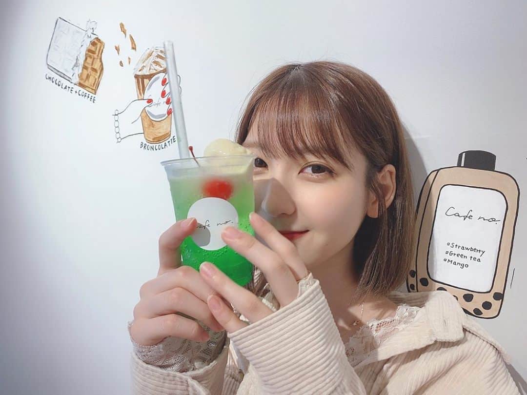 松岡菜摘のインスタグラム：「. . 🍈🥤 . #メロンソーダ #cafe  、、クリームソーダ？？」