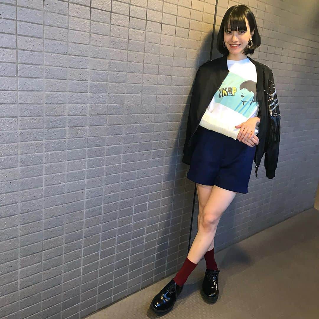 小板奈央美のインスタグラム：「32歳になりました🎂 ・ 昨日は、昨年バースデーイベントで作ったmy Tシャツでコーディネート❤️ ・ 最近思うのは、ライバルはいつも自分自身。 自分に負けぬ様、常にパワーアップを目指して、日々精進していきたいと思います💪✨ やりたい事あり過ぎて、既に闘士メラメラです🔥 ・ 笑顔いっぱいな歳にするぞ☺️  ・ ・ #こいたチャンを探せ」